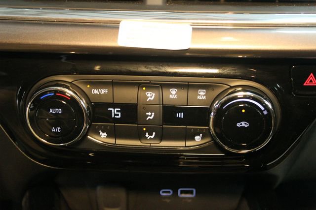 Used 2025 Chevrolet Trax ACTIV w/ Sunroof Package FWD image 24