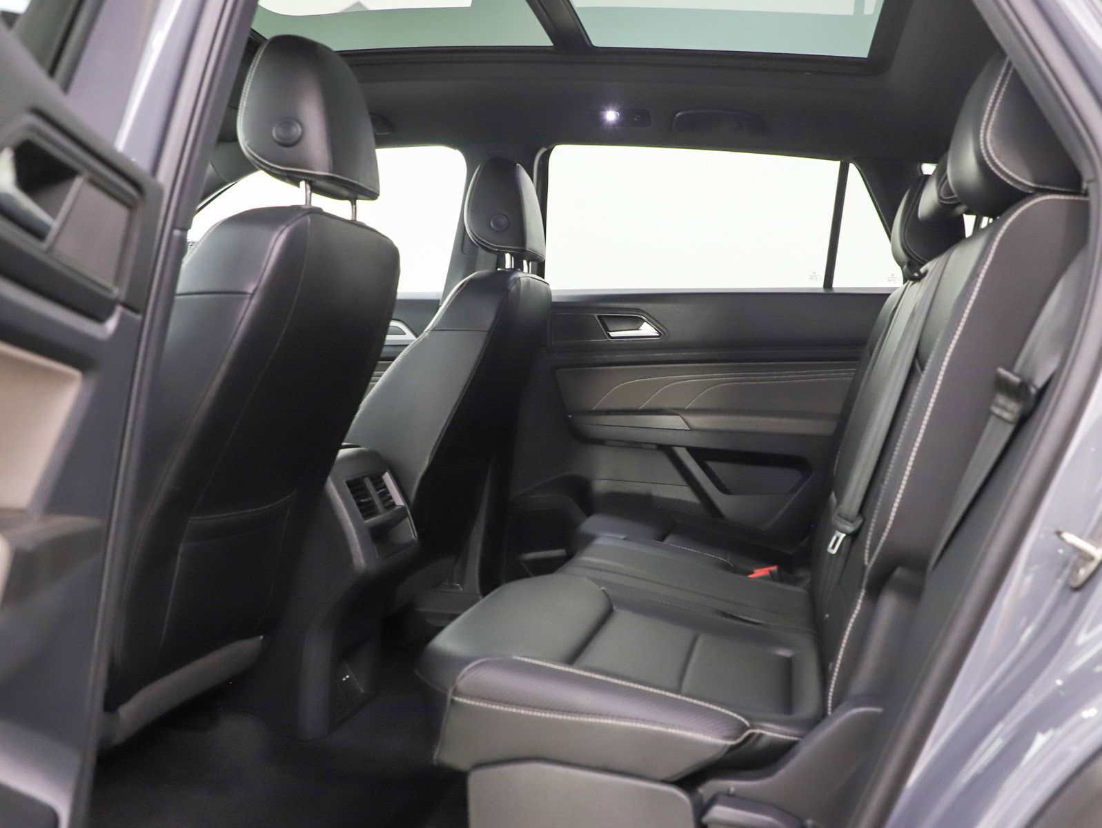 Used 2022 Volkswagen Atlas Cross Sport SEL R-Line image 18