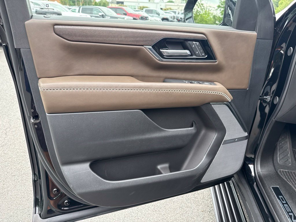 Used 2025 GMC Yukon XL Denali Ultimate AWD/4WD image 15