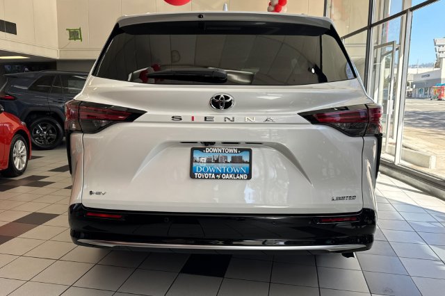 Used 2026 Toyota Sienna Limited FWD image 4