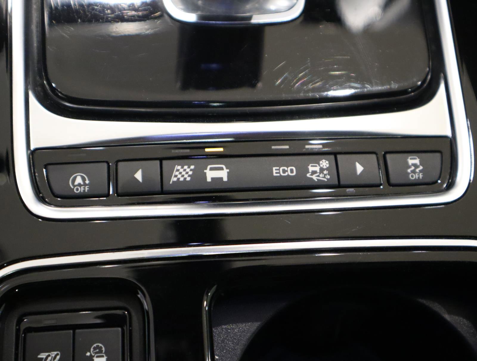 Used 2020 Jaguar F-PACE SVR image 36