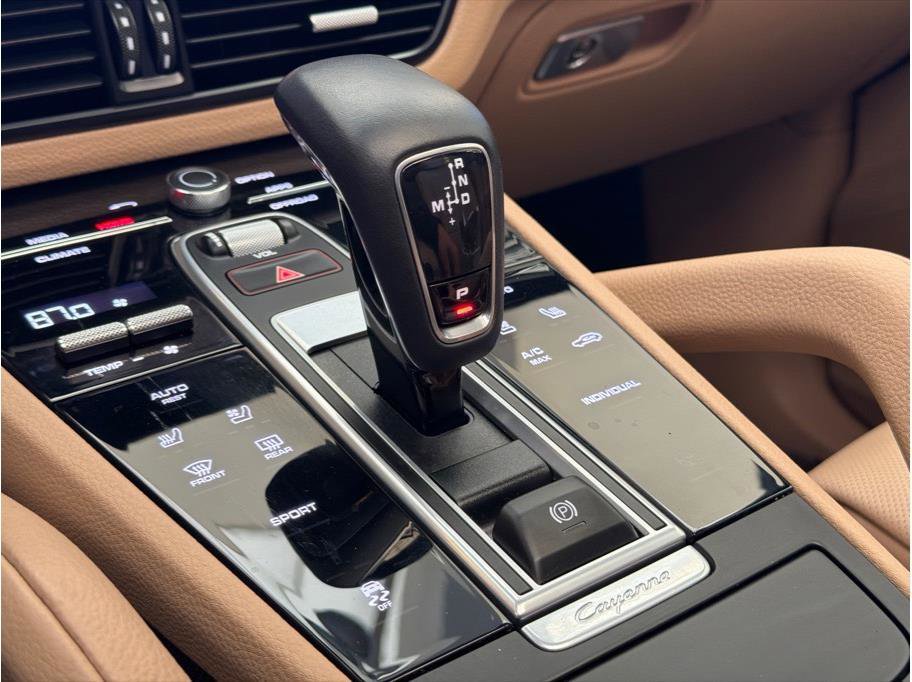 Used 2022 Porsche Cayenne Platinum Edition image 16