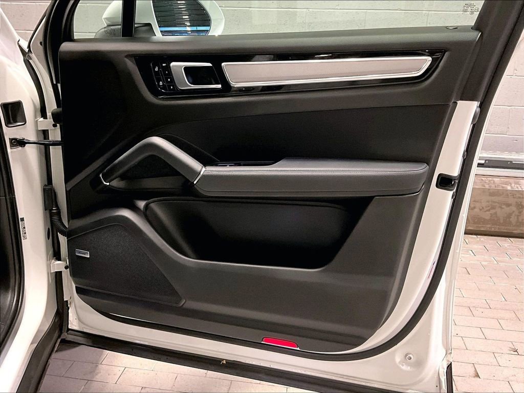 Certified 2023 Porsche Cayenne Platinum Edition image 29