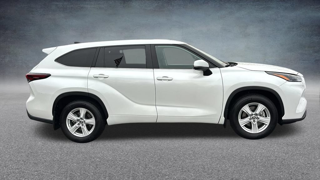 Used 2025 Toyota Highlander LE AWD/4WD image 31