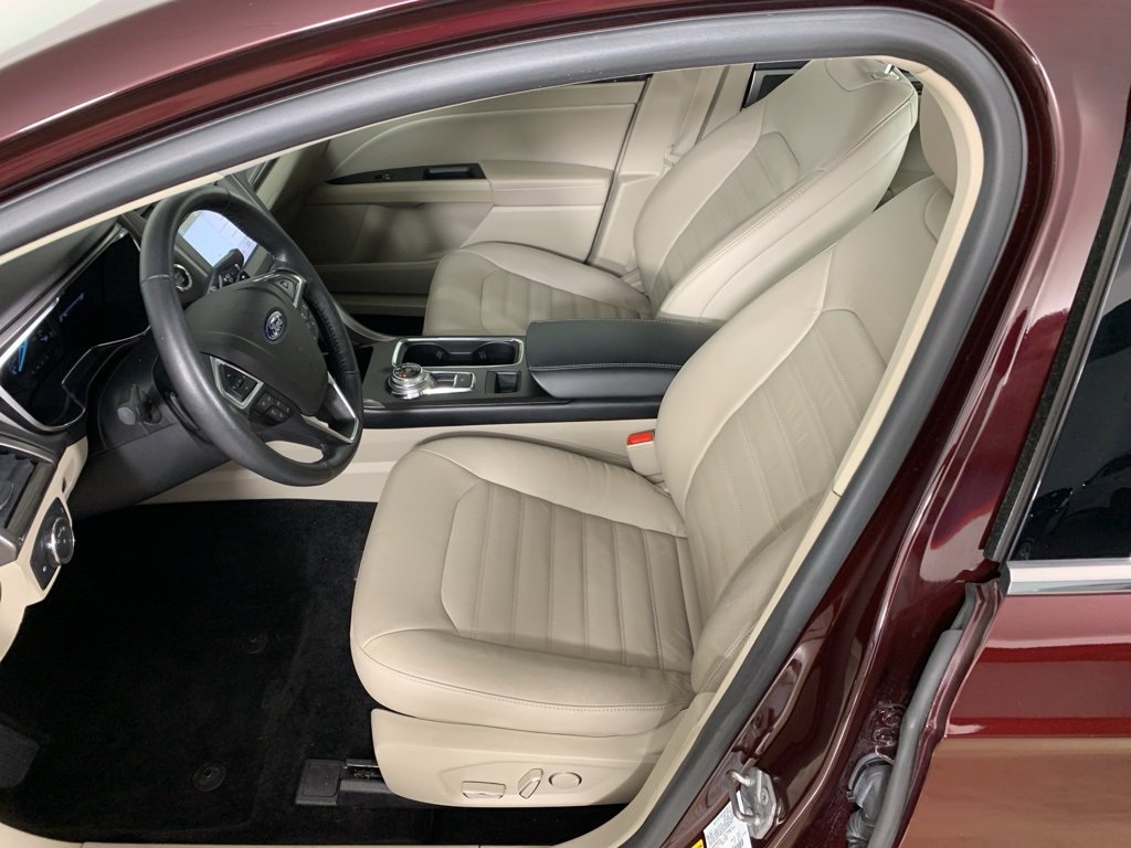 Used 2017 Ford Fusion SE w/ Fusion SE Technology Package image 28