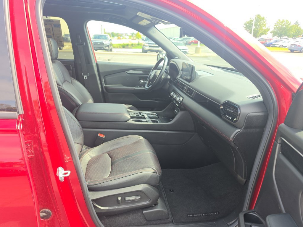 Certified 2025 Honda Pilot Black Edition image 33