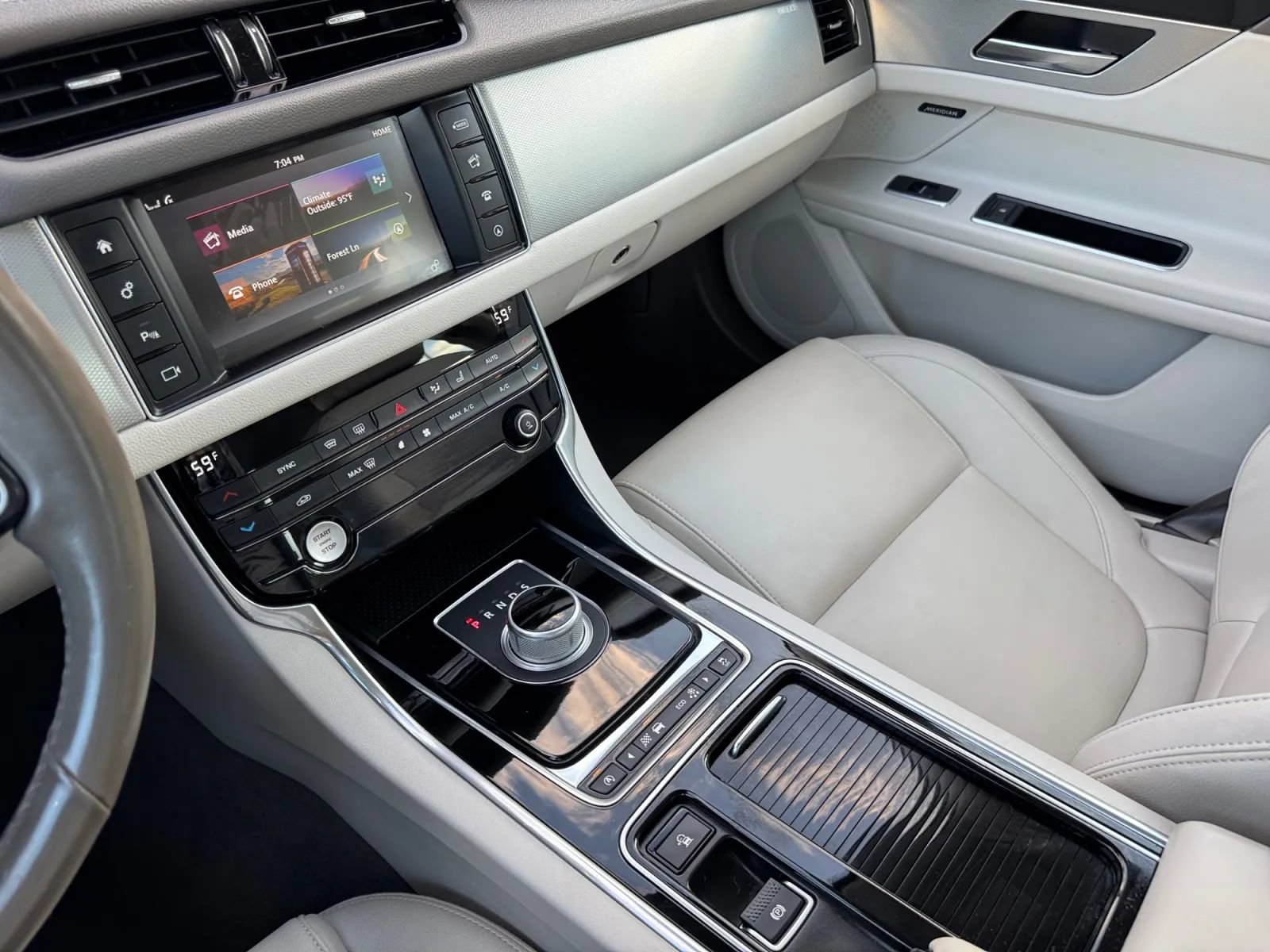 Used 2016 Jaguar XF Premium AWD/4WD image 31