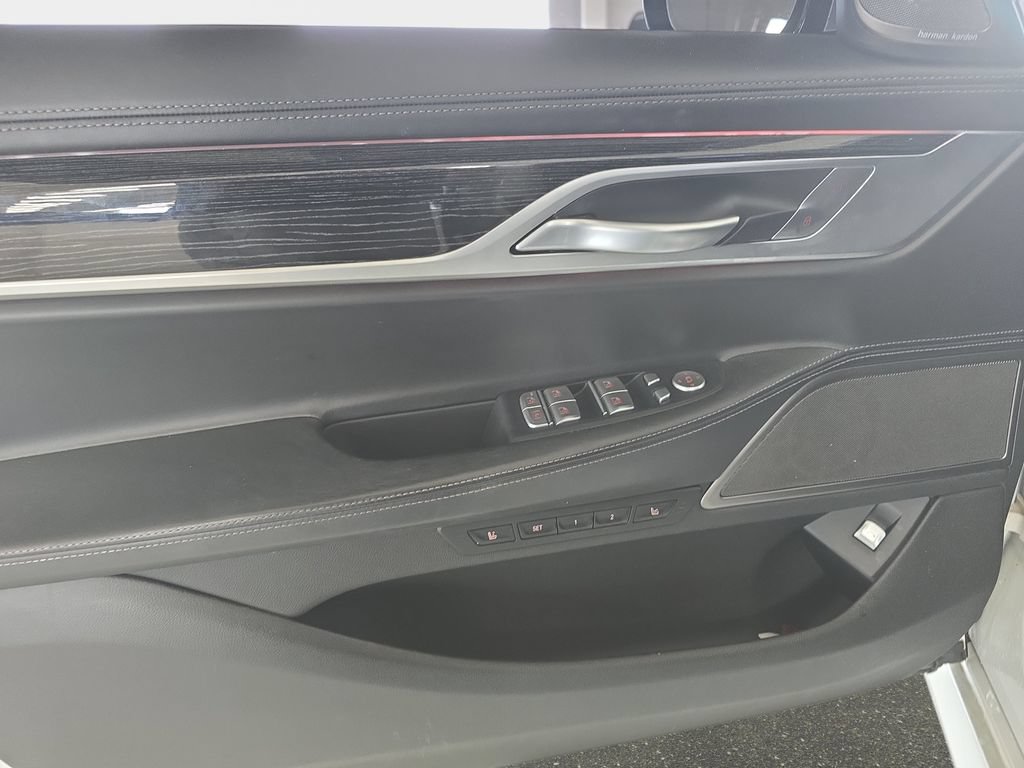 Used 2021 BMW 750i xDrive w/ Executive Package AWD/4WD image 27
