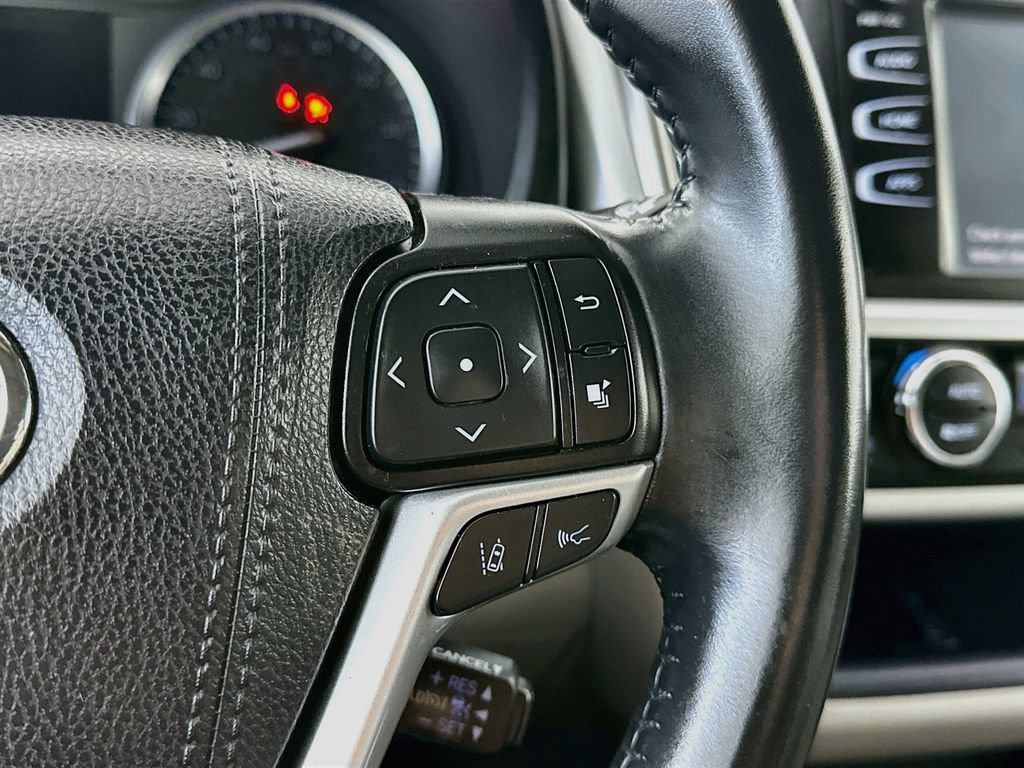 Used 2019 Toyota Highlander XLE AWD/4WD image 25