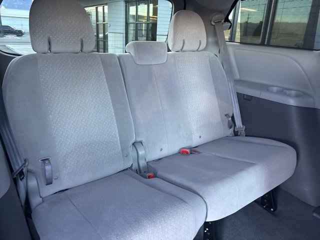 Used 2020 Toyota Sienna LE w/ LE Preferred Package image 17