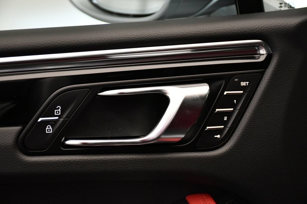 Certified 2026 Porsche Macan AWD/4WD image 36