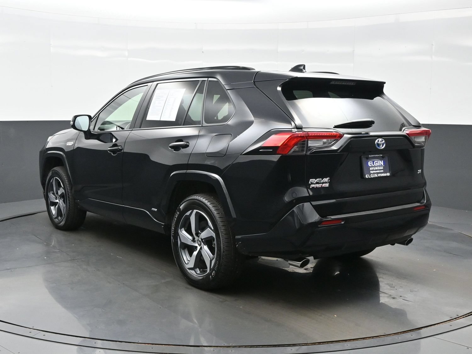 Used 2021 Toyota RAV4 SE w/ Weather & Moonroof Package AWD/4WD image 4