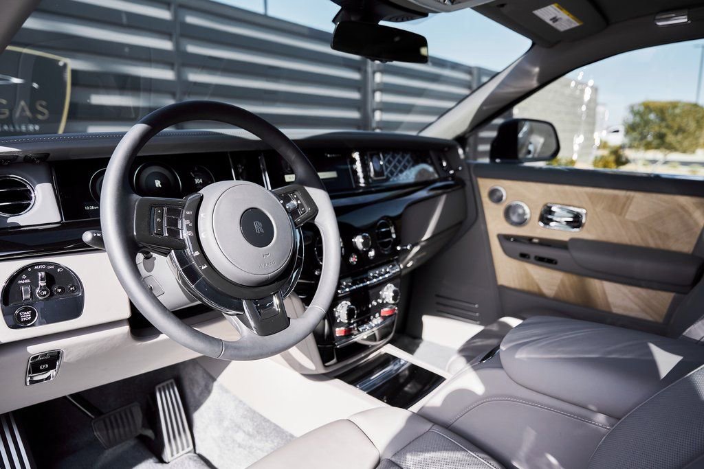 Used 2025 Rolls-Royce Phantom Sedan RWD image 2