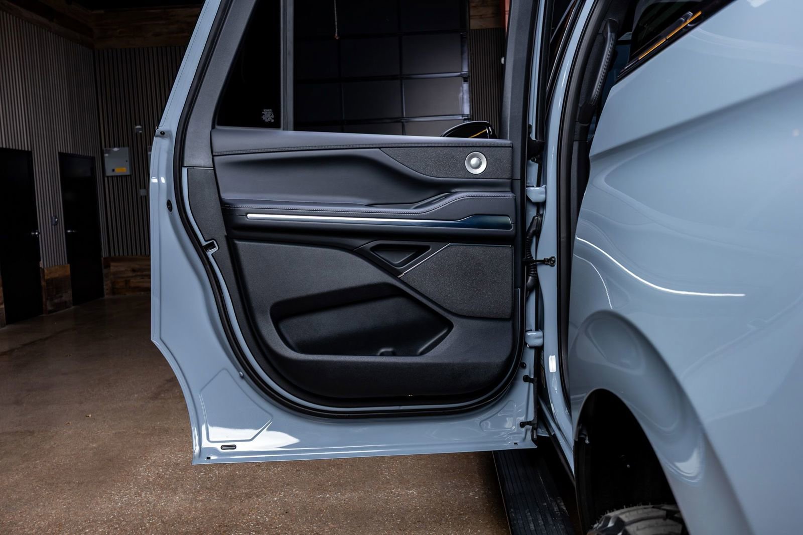 Used 2025 Lincoln Navigator L Reserve w/ Jet Appearance Package image 39