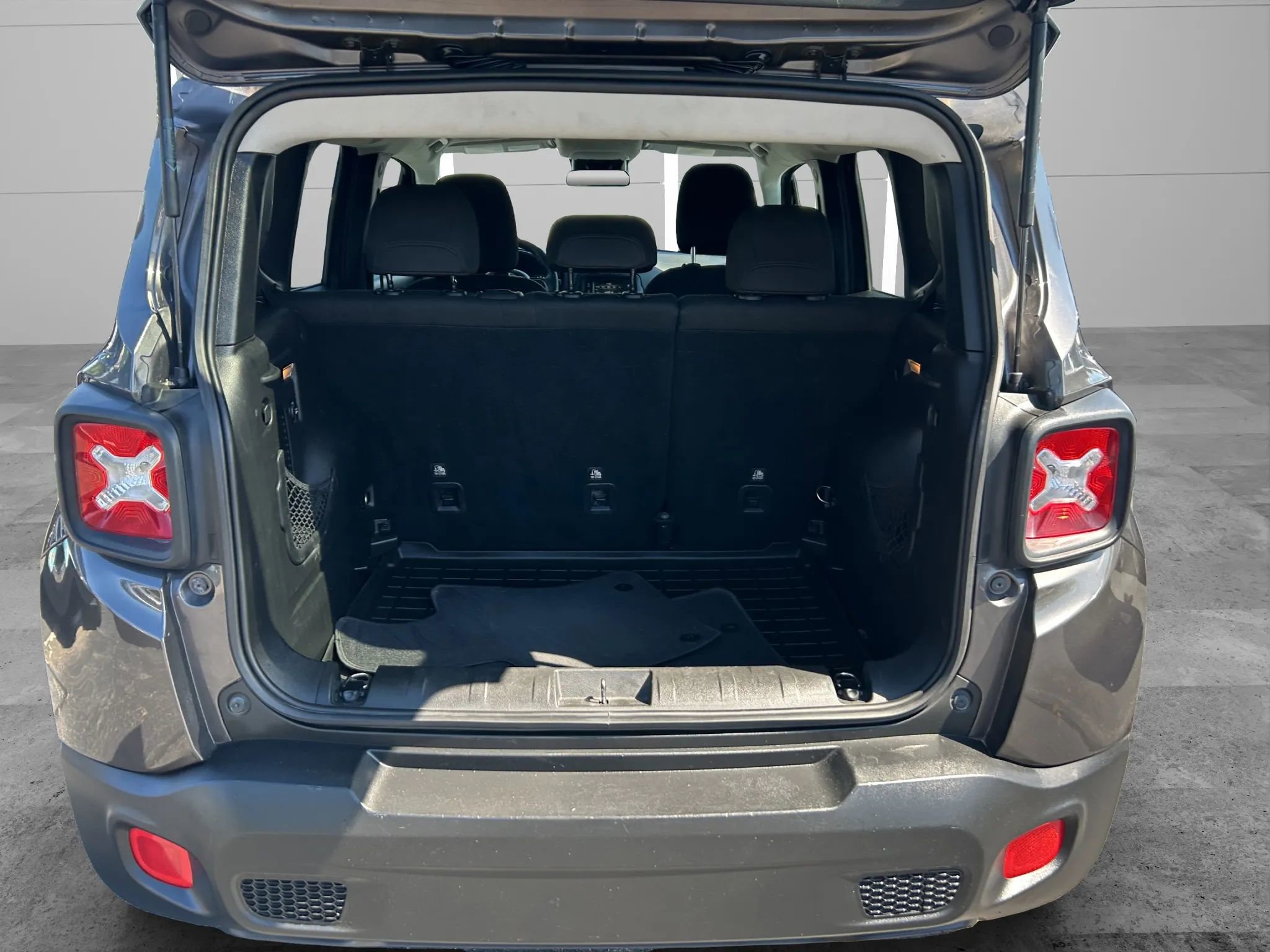 Used 2016 Jeep Renegade Latitude image 10