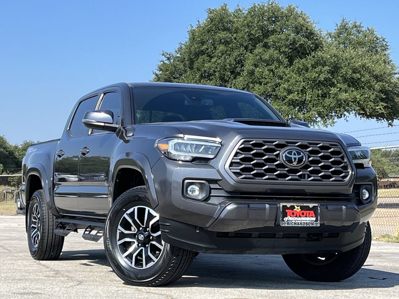 Used 2022 Toyota Tacoma TRD Sport w/ Technology Package RWD image 2