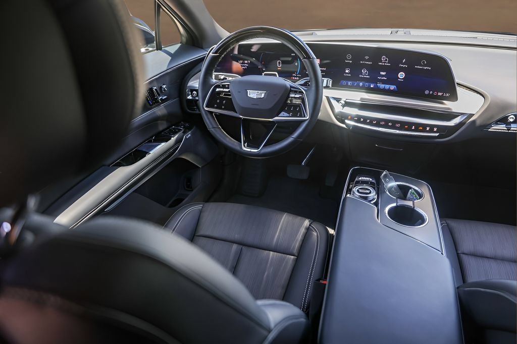 Certified 2024 Cadillac Lyriq Luxury AWD/4WD image 24