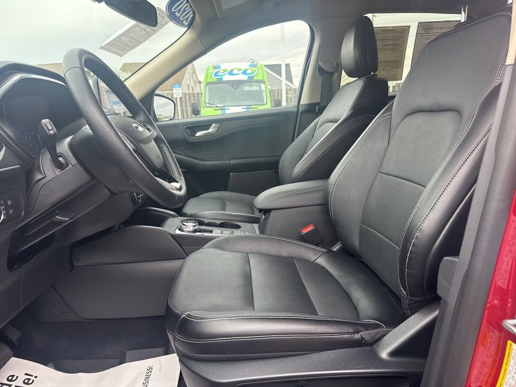 Used 2020 Ford Escape Titanium w/ Titanium Premium Package 2.0 FWD image 3