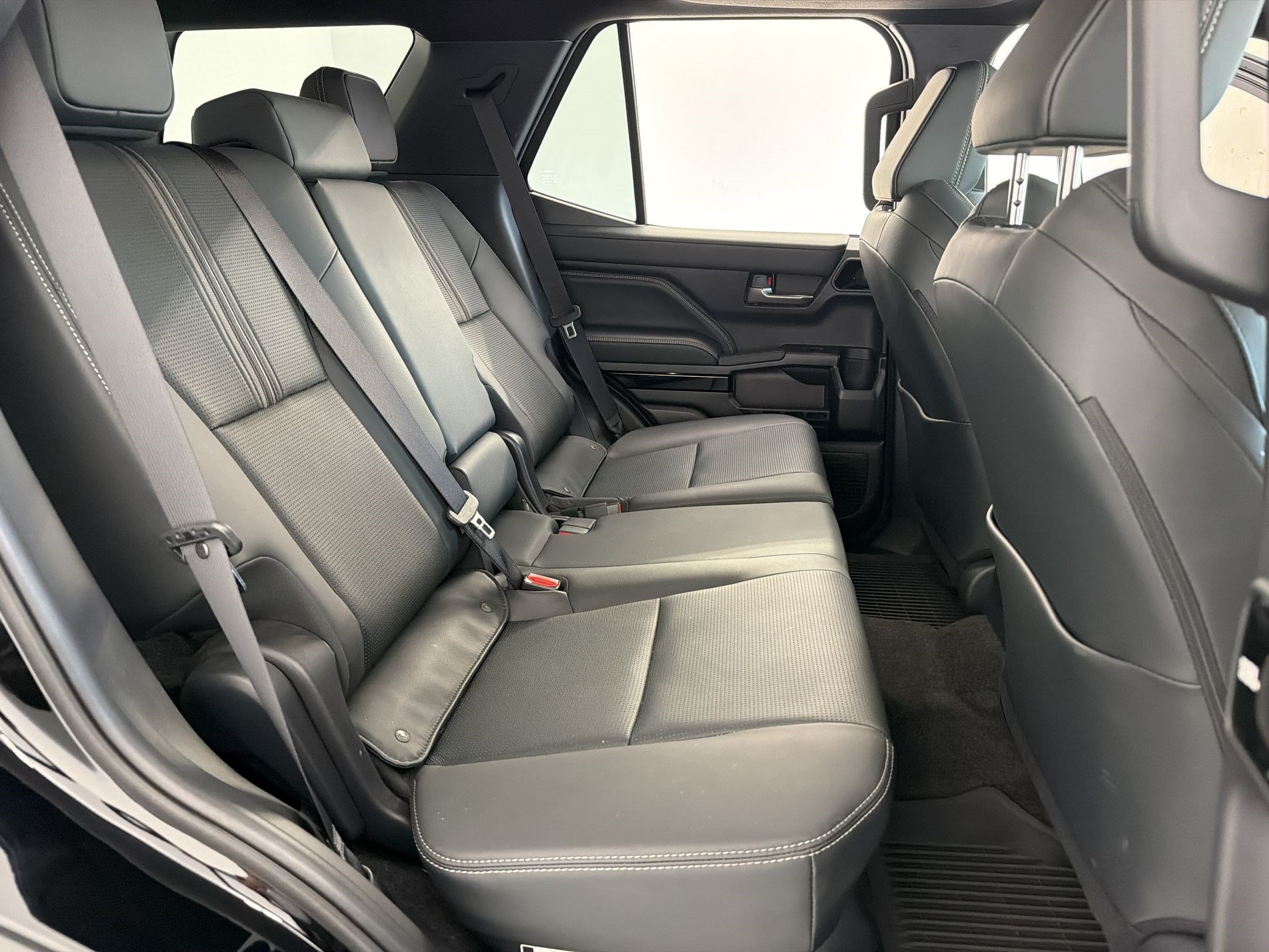 Used 2025 Toyota 4Runner Limited AWD/4WD image 32