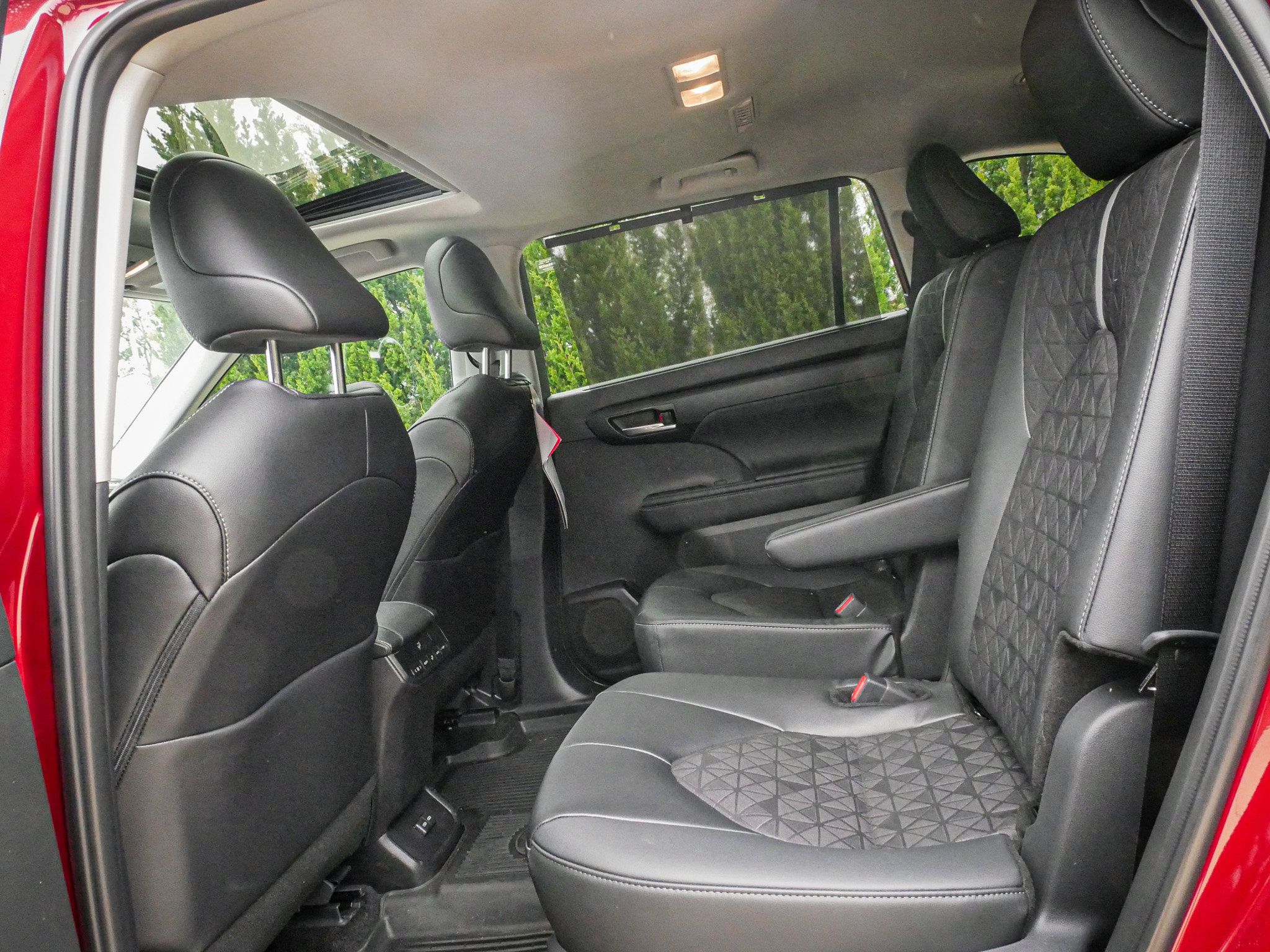 Used 2025 Toyota Highlander XLE image 29