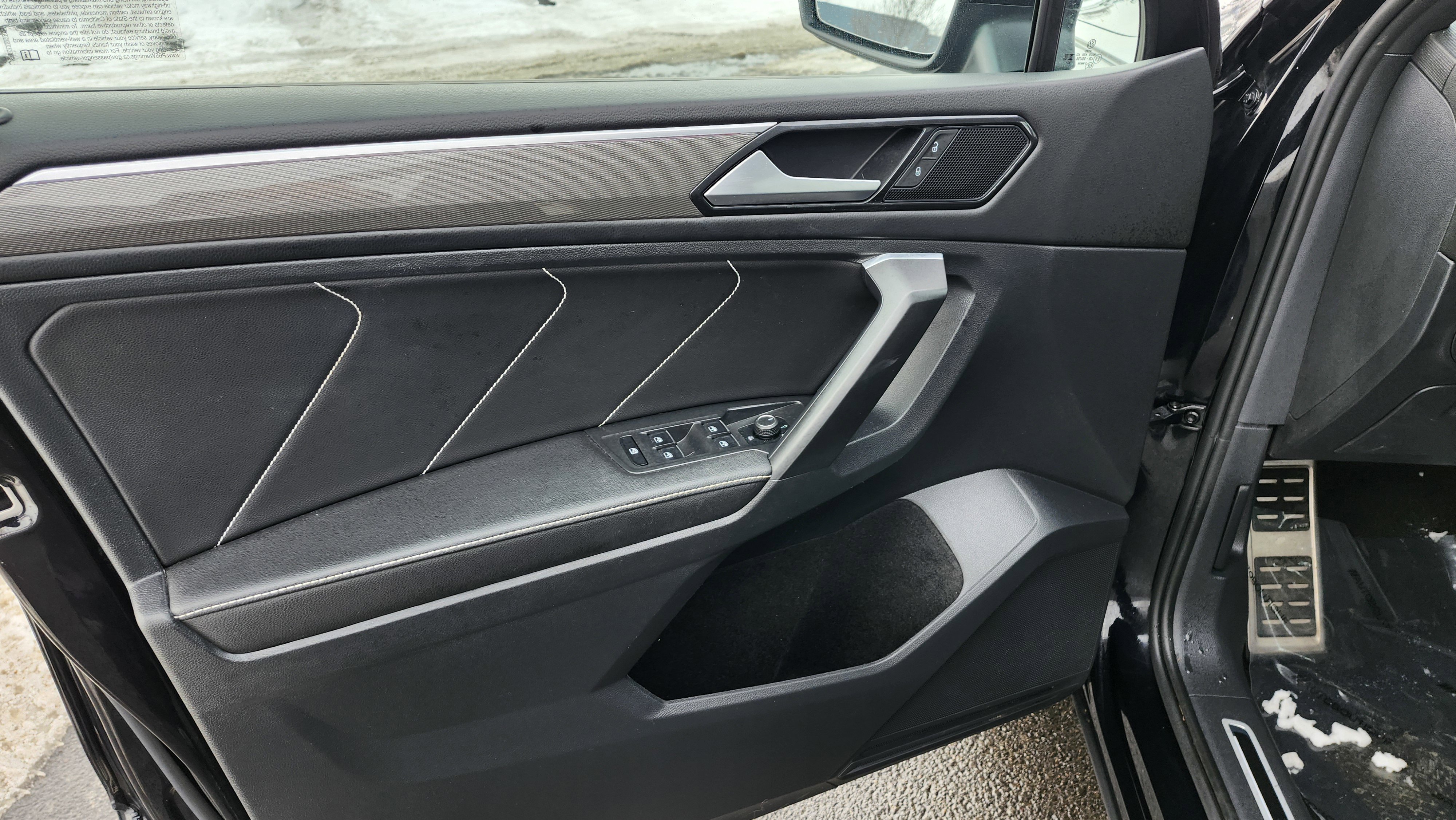 Used 2023 Volkswagen Tiguan SE R-Line image 24