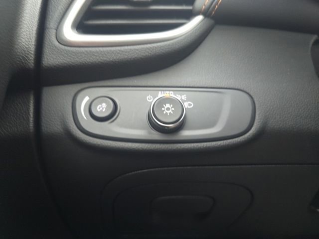 Used 2022 Chevrolet Trax LT w/ LT Convenience Package image 11