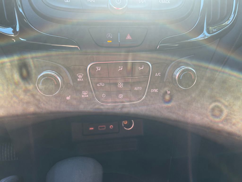 Used 2022 Chevrolet Equinox RS w/ Infotainment Package image 32