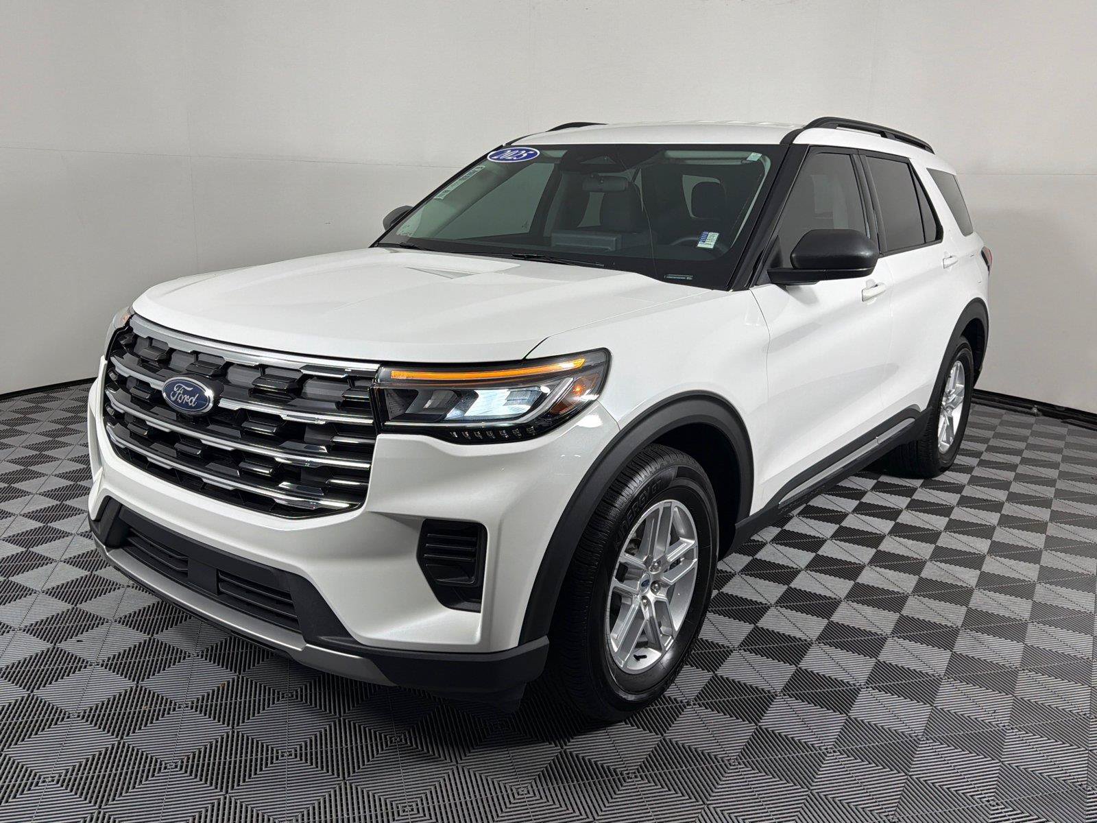 Used 2025 Ford Explorer Active RWD image 3