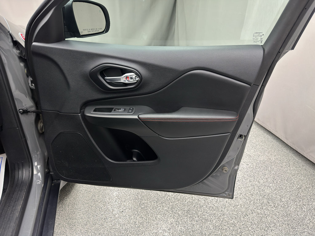 Used 2022 Jeep Cherokee Trailhawk AWD/4WD image 16