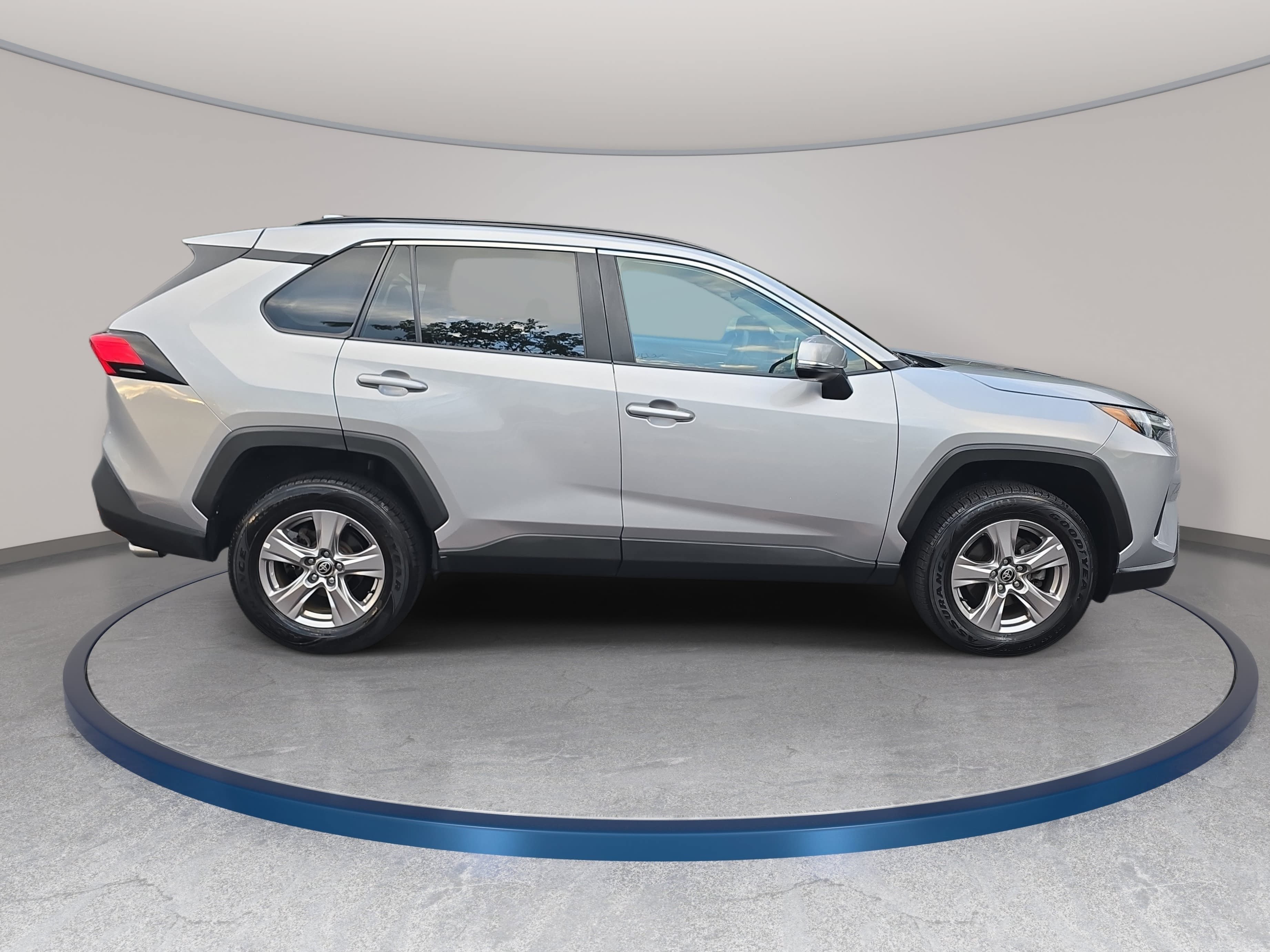 Used 2024 Toyota RAV4 XLE FWD image 4