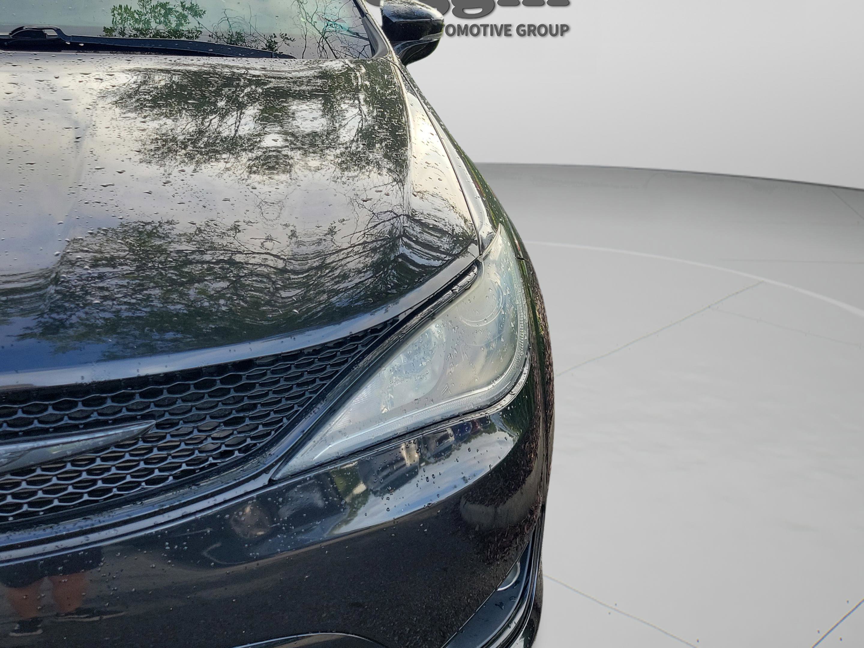 Used 2019 Chrysler Pacifica Limited w/ S Appearance Package FWD image 10