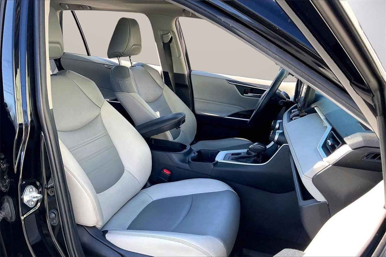 Used 2022 Toyota RAV4 XLE Premium image 23