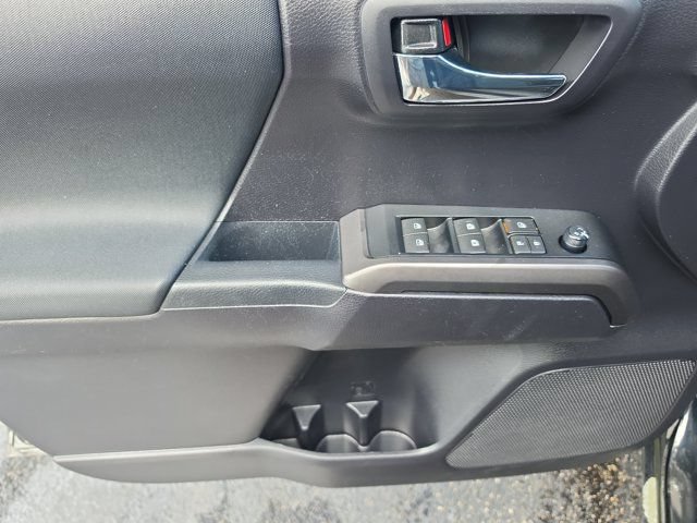 Used 2020 Toyota Tacoma TRD Off-Road w/ Technology Package AWD/4WD image 16