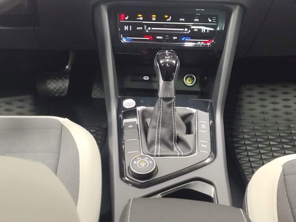 New 2025 Volkswagen Taos SE image 35