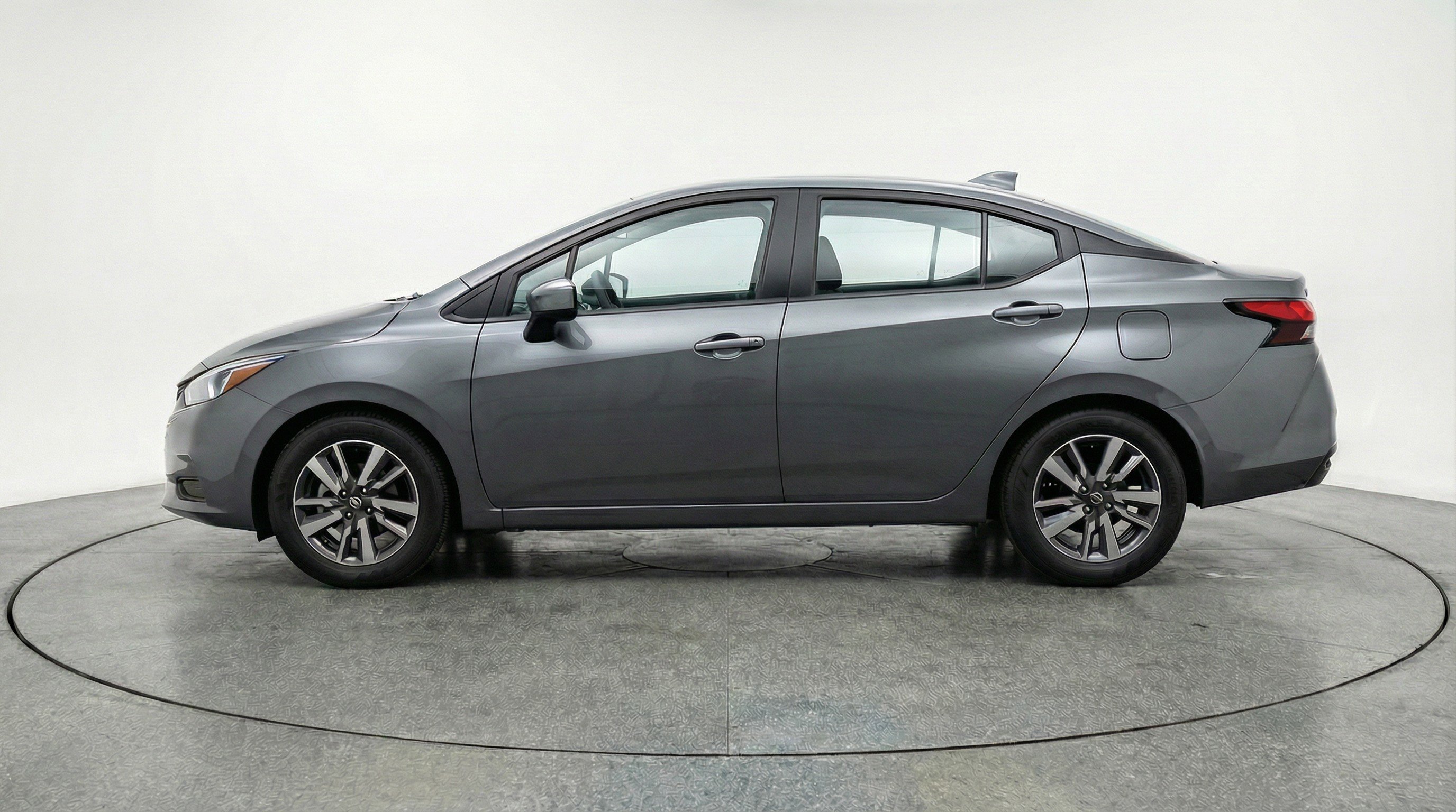 Used 2025 Nissan Versa SV FWD image 5