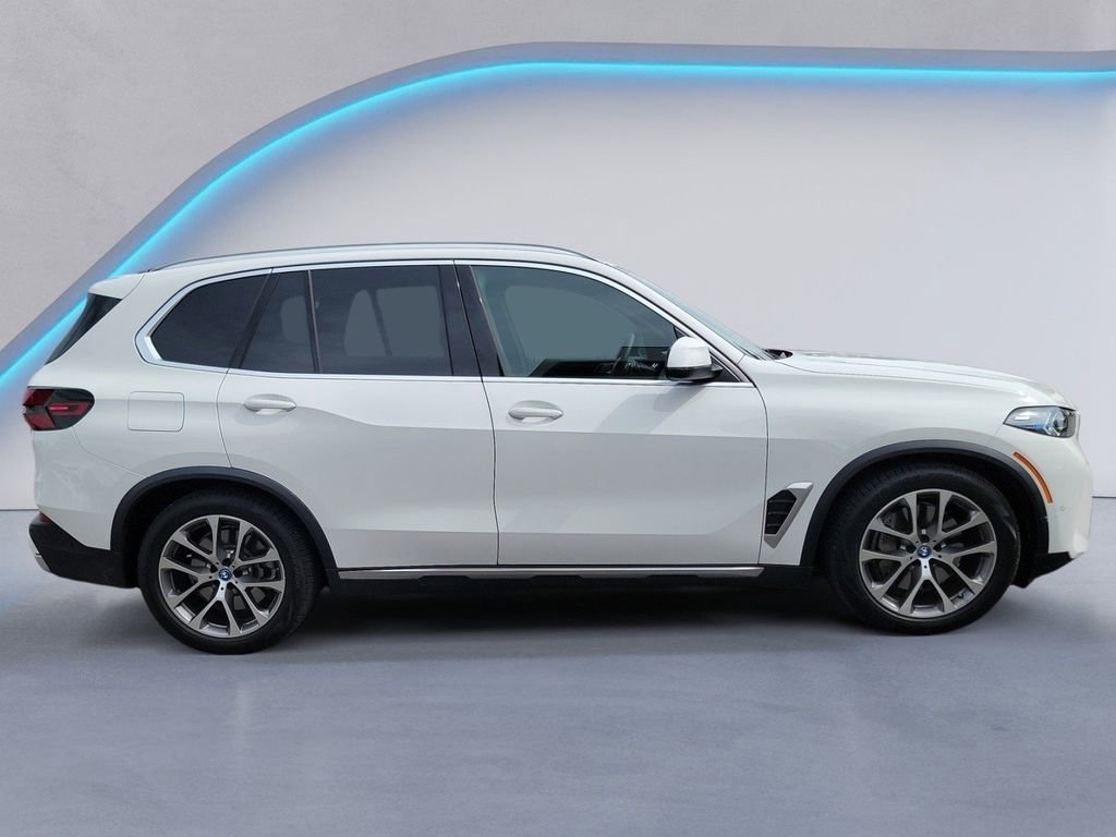 Certified 2025 BMW X5 xDrive50e w/ Premium Package image 3