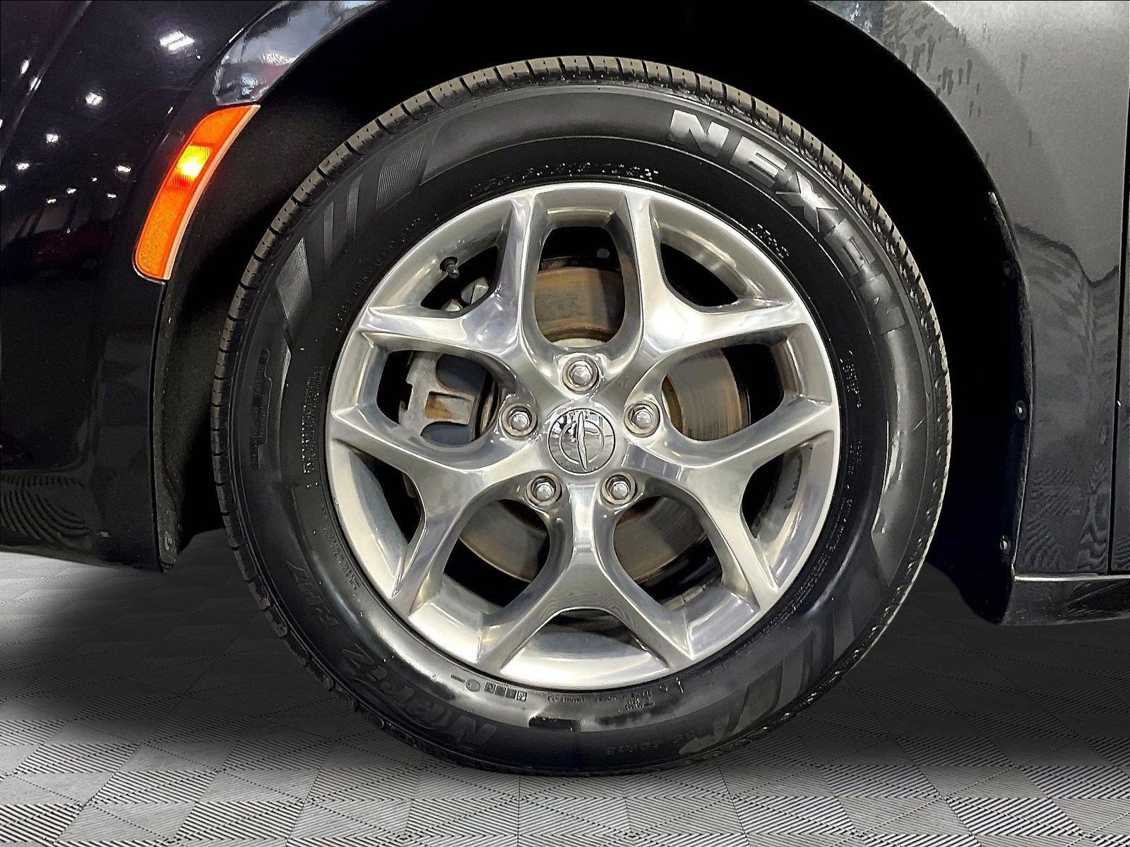 Used 2018 Chrysler Pacifica Limited FWD image 35