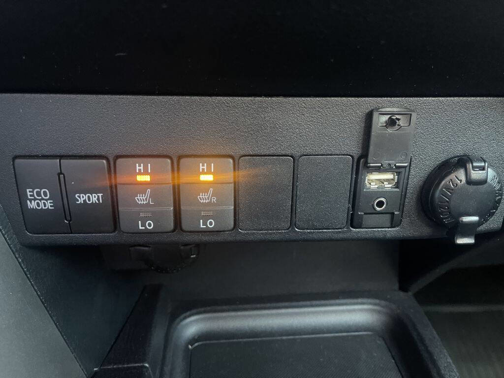 Used 2018 Toyota RAV4 SE image 19