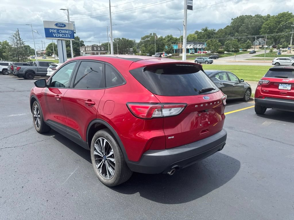 Used 2022 Ford Escape SE w/ SE Sport Appearance Package FWD image 3
