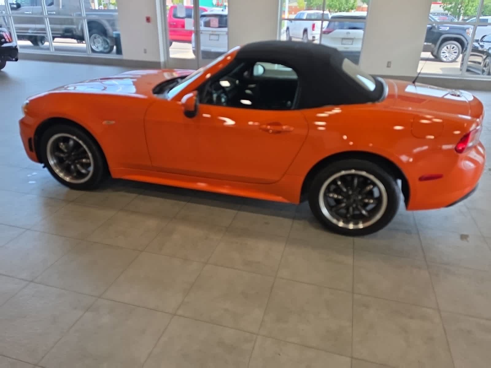 Used 2017 FIAT 124 Spider Classica RWD image 1