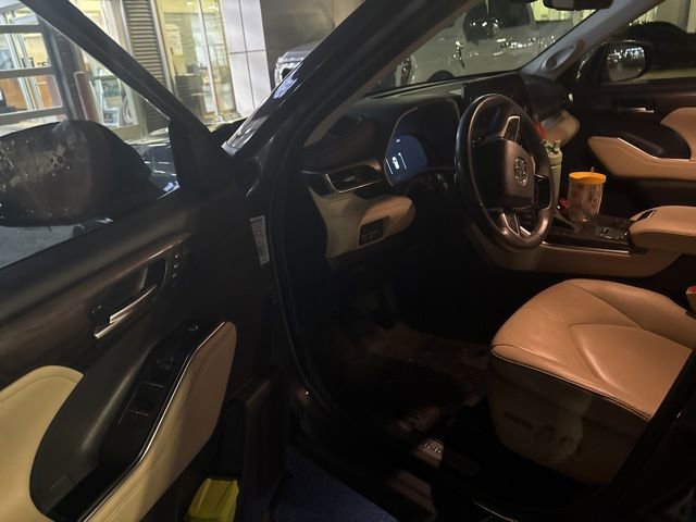 Used 2023 Toyota Highlander Limited image 12