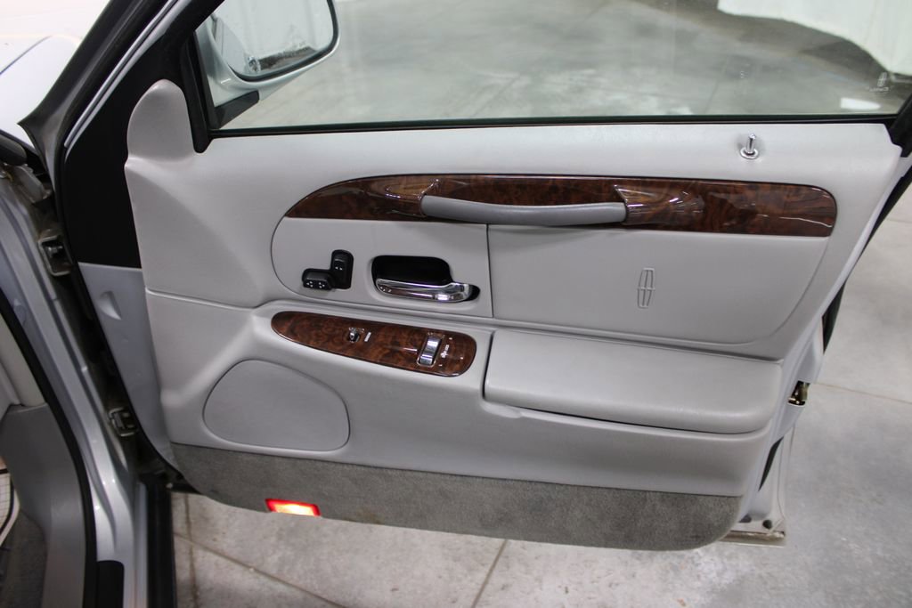 Used 2002 Lincoln Town Car Executive image 30