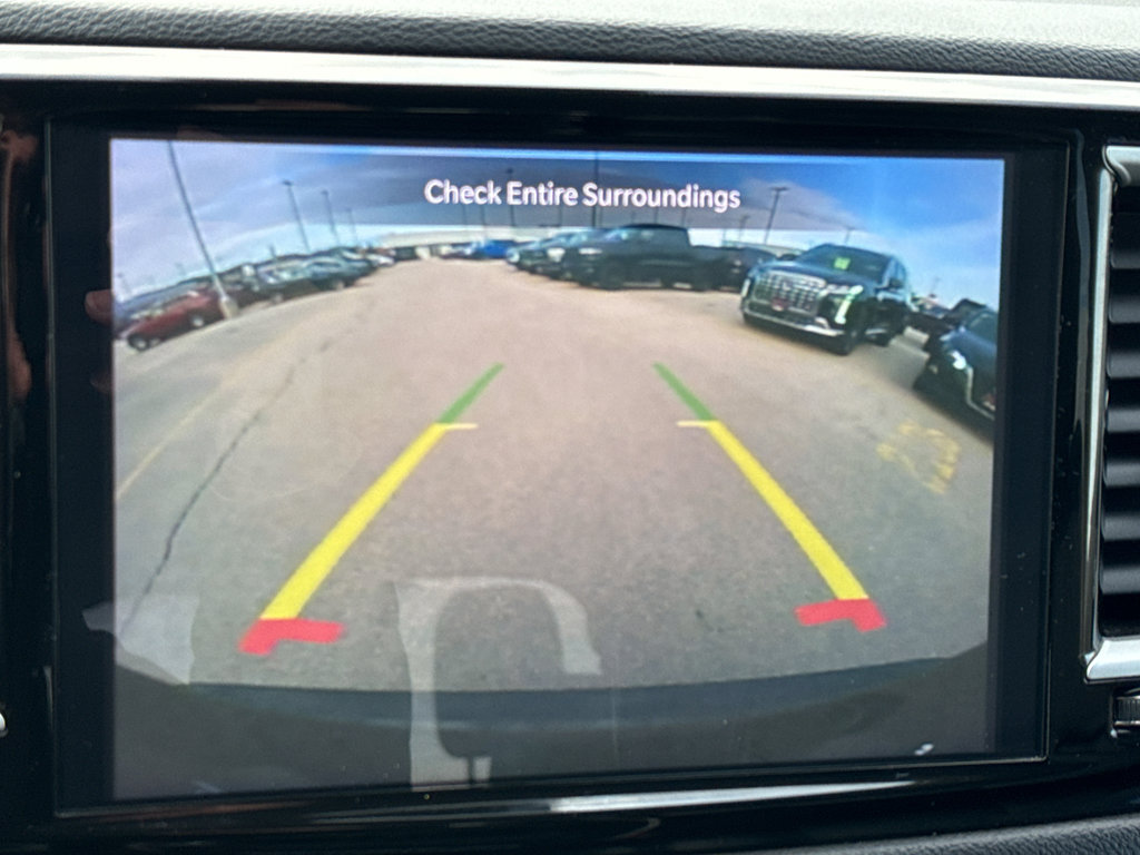 Used 2024 Chrysler Pacifica Touring-L image 18