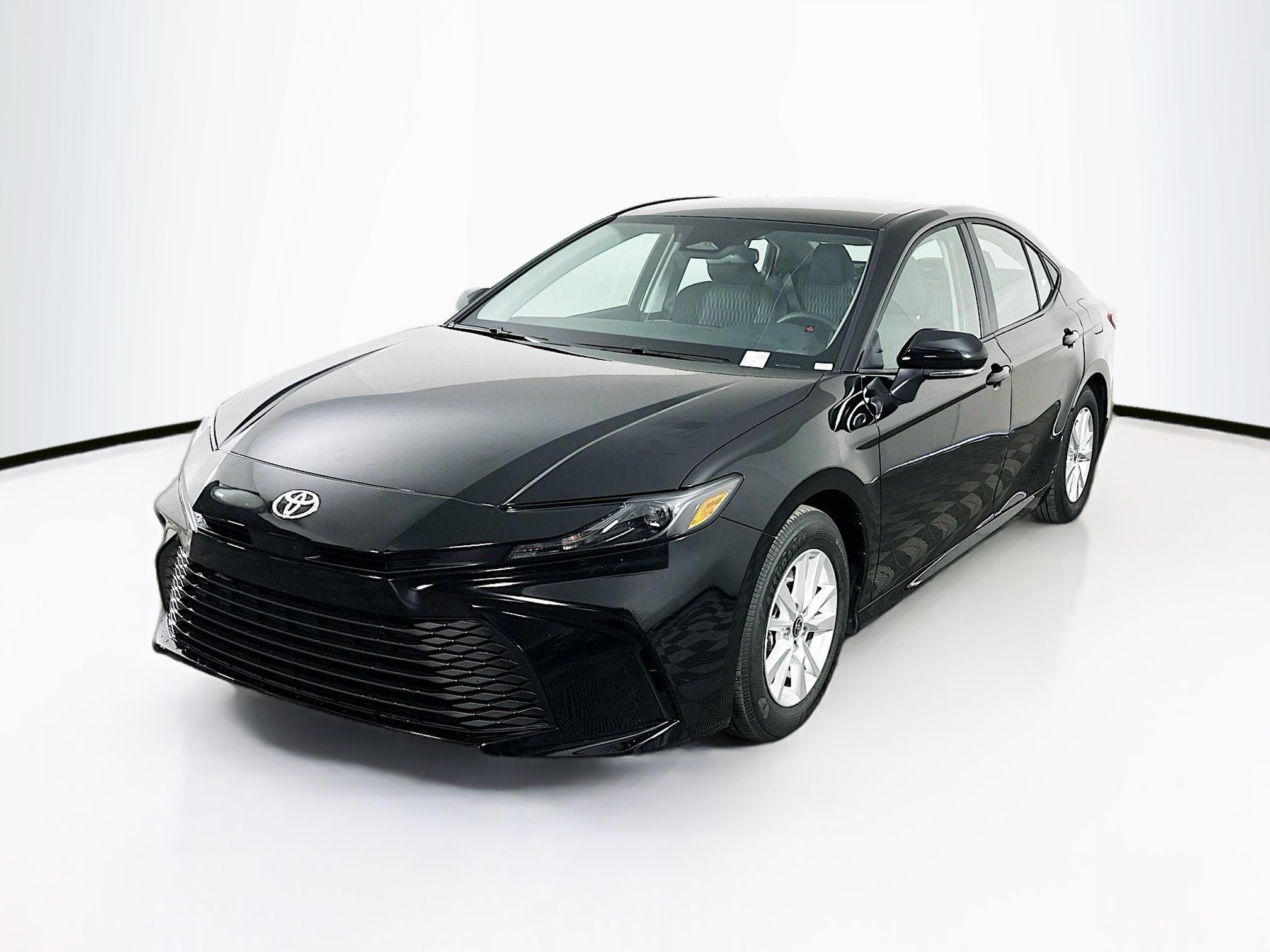 Used 2025 Toyota Camry LE image 3