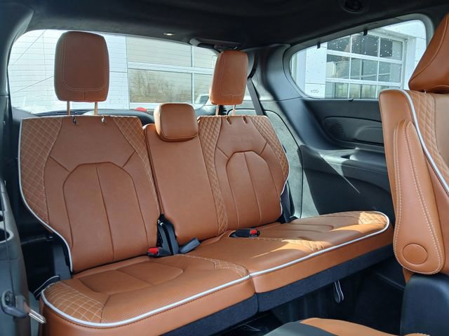 Used 2025 Chrysler Pacifica Pinnacle image 17