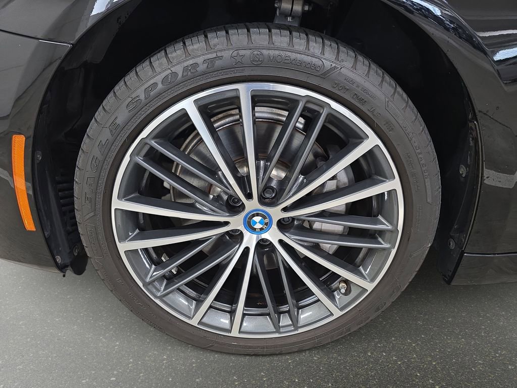 Used 2023 BMW 530e w/ Convenience Package image 31