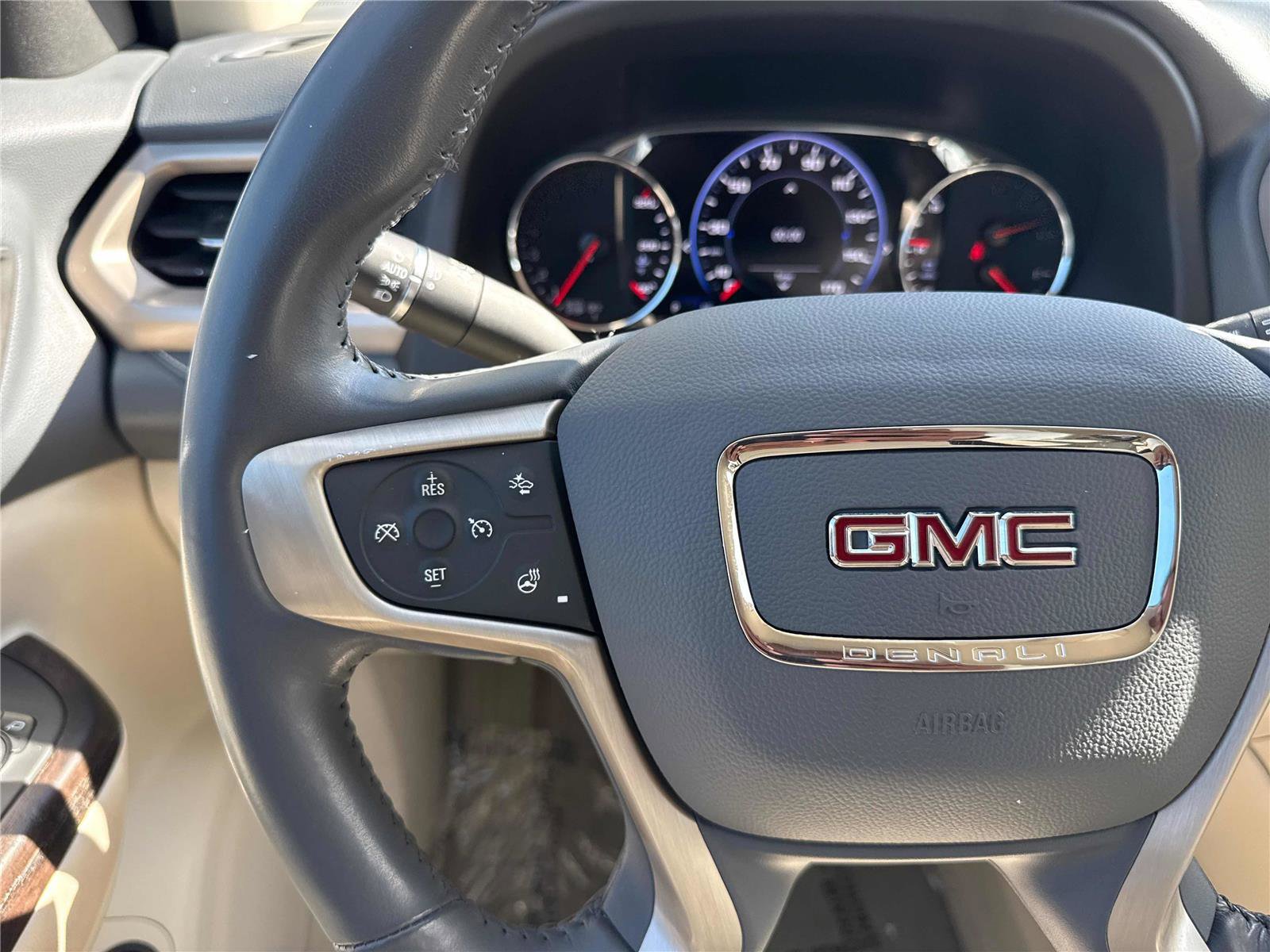 Used 2021 GMC Acadia Denali w/ Denali Technology Package FWD image 18