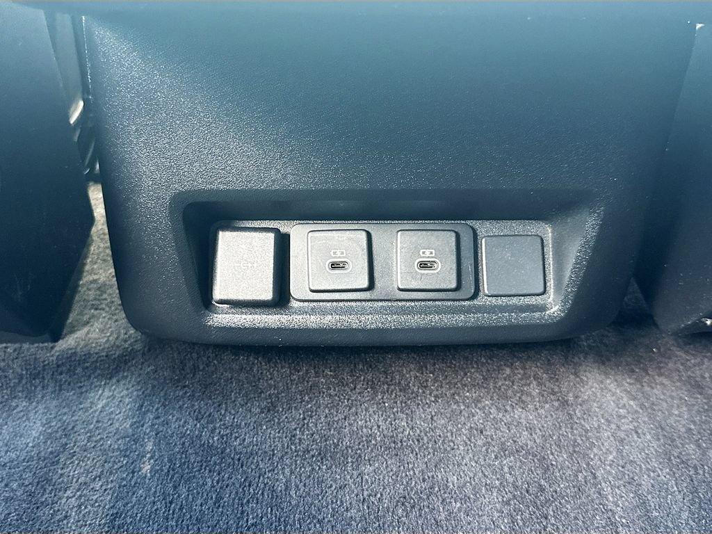 Used 2024 Land Rover Discovery Dynamic SE AWD/4WD image 28