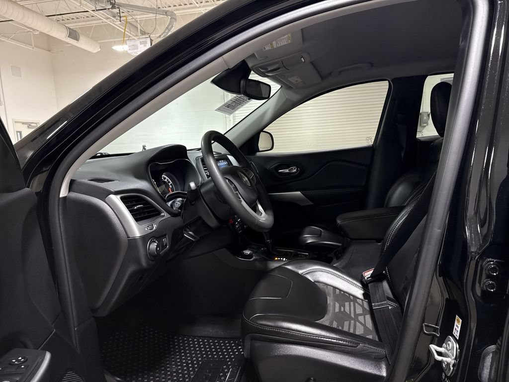 Used 2022 Jeep Cherokee Latitude AWD/4WD image 19