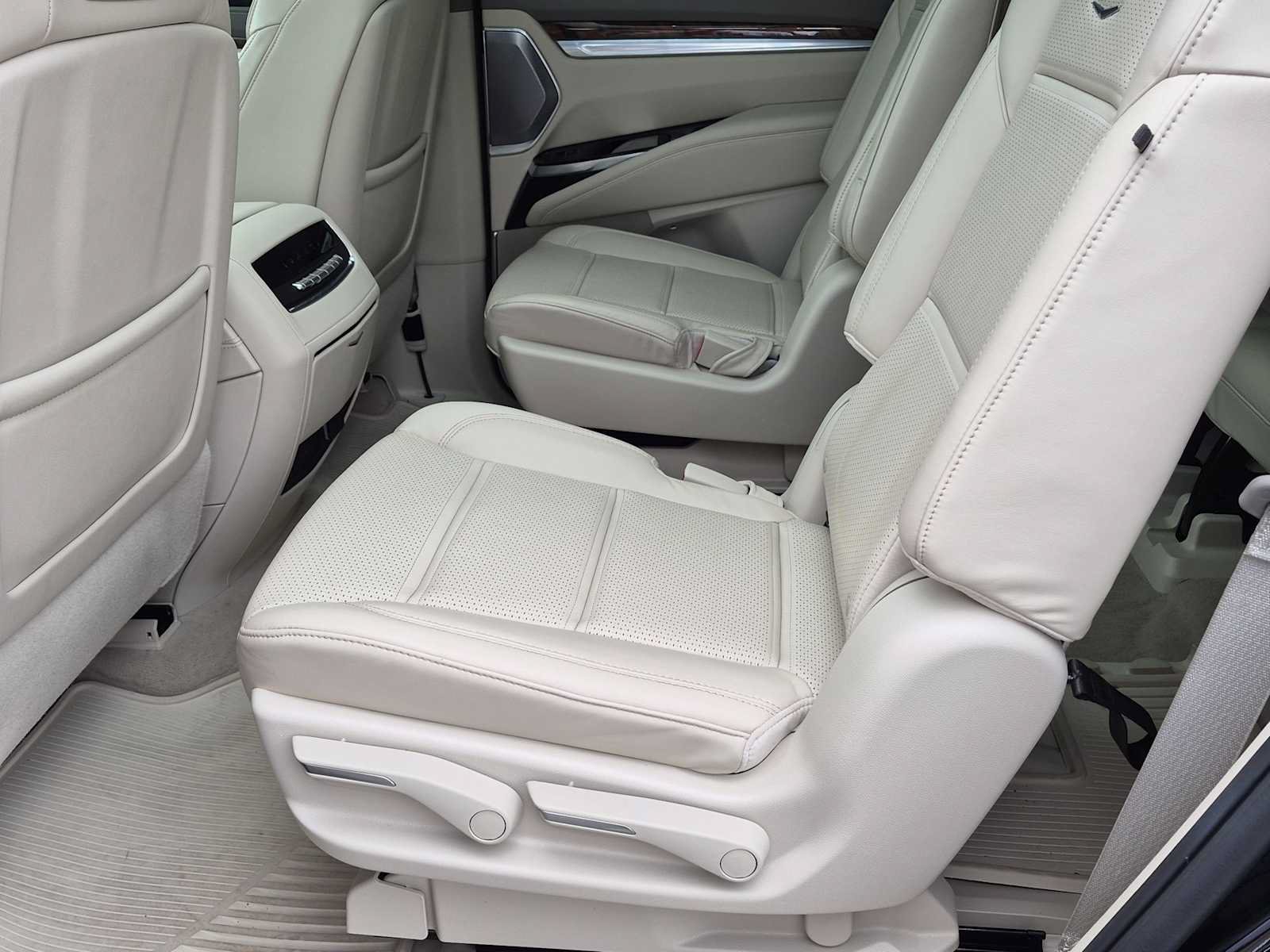 Used 2025 Cadillac Escalade Sport Platinum w/ LPO, ONYX Package AWD/4WD image 20